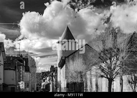 Sole che splende in Auxerre, infrarossi street view di vecchia città, Francia Foto Stock