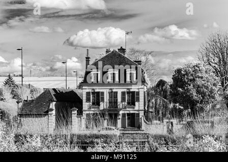 Sole che splende in Auxerre, infrarossi street view di vecchia città, Francia Foto Stock