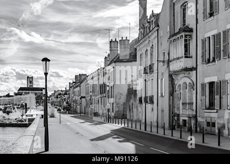 Sole che splende in Auxerre, infrarossi street view di vecchia città, Francia Foto Stock