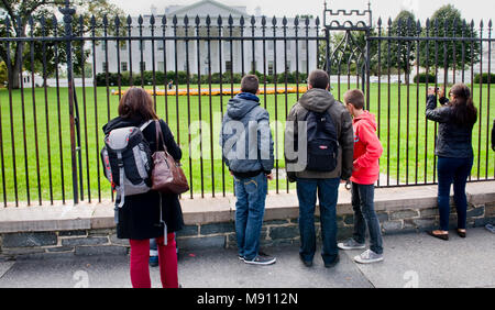 Washington, DC- Ott. 2014 persone guardando alla Casa Bianca attraverso la recinzione in Washington, DC. Foto Stock