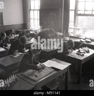 950s, post-ww2 Gran Bretagna, immagine mostra teenage scolari in una lezione di scienze in aula con docente di sesso maschile. Foto Stock