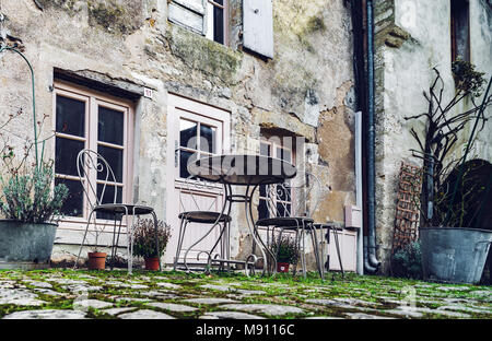 Svuotare mobili da giardino vicino alla vecchia casa, Noyers, Francia Foto Stock