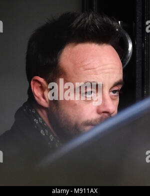 Ant McPartlin lasciando una casa nella zona ovest di Londra dopo che egli è stato intervistato dalla polizia nello stesso giorno in cui è stato rivelato il suo TV presenting partner Declan Donnelly ospiterà il loro programma Sabato notte Takeaway senza di lui. Foto Stock