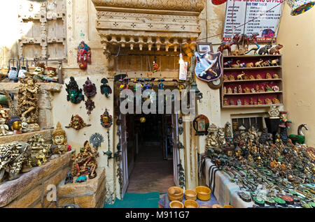 Jaisalmer Rajasthan, India - 25 Febbraio 2018: Sourvenir negozi all'interno della fortezza di Jaisalmer, uno degli ultimi fort vive nel mondo. Foto Stock