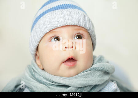 Bambino sorpreso cercando Foto Stock