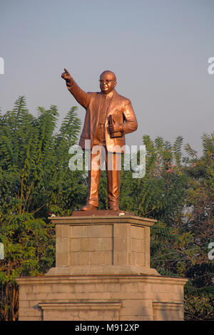 Statua del dottor Babasaheb Ambedkar, Pune University campus a Pune Foto Stock