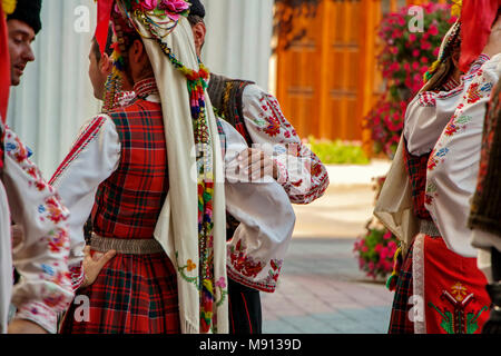 Plovdiv, Bulgaria 3 Agosto 2013: Bulgaro ballerini da ensemble Trakia sono in attesa per le loro prestazioni nel XIX Festival Internazionale del Folclore. Foto Stock