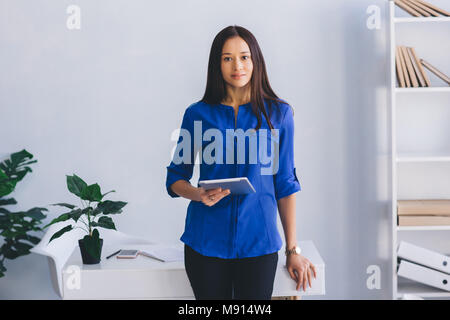 Attraente e moderna donna con tavoletta digitale Foto Stock