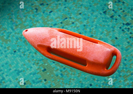 Rosso boa di salvataggio in piscina Foto Stock