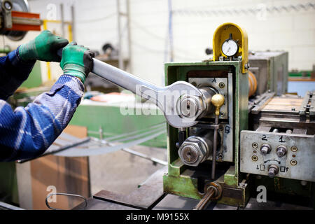Lavoratore macchinari di regolazione con grande chiave di metallo Foto Stock