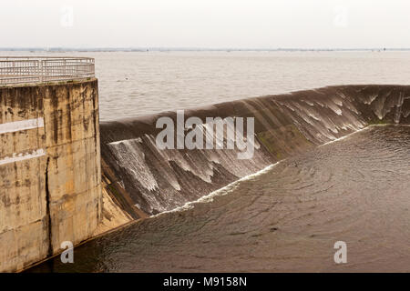 Dighe di overflow nelle zone rurali della Thailandia. Foto Stock