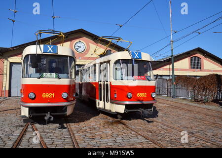 Red tram Tatra T3, i mondi più diffusa di tipo tramcar Foto Stock