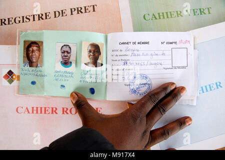 UBTEC microfinanza ONG riuniti in un villaggio nei pressi di Ouahigouya, in Burkina Faso. Foto Stock