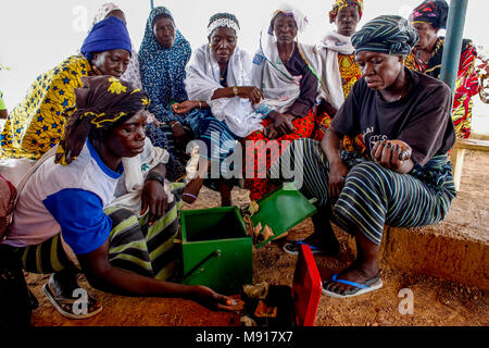 UBTEC microfinanza ONG riuniti in un villaggio nei pressi di Ouahigouya, in Burkina Faso. Foto Stock