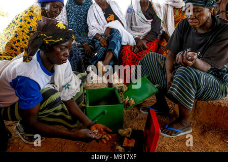 UBTEC microfinanza ONG riuniti in un villaggio nei pressi di Ouahigouya, in Burkina Faso. Foto Stock