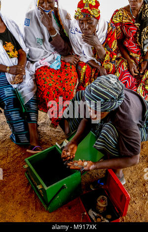 UBTEC microfinanza ONG riuniti in un villaggio nei pressi di Ouahigouya, in Burkina Faso. Foto Stock