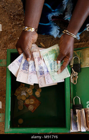 UBTEC microfinanza ONG riuniti in un villaggio nei pressi di Ouahigouya, in Burkina Faso. Foto Stock