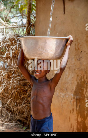Raccolta di acqua in un Affermazione di Zou provincia village, Benin. Foto Stock