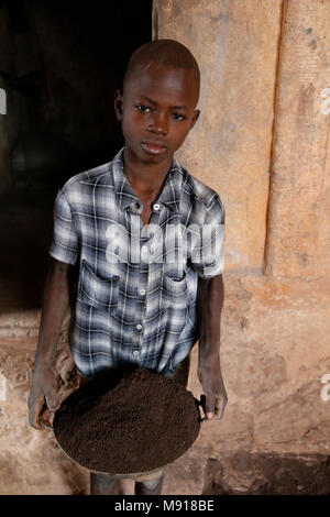 Antica fucina in Bohicon, Benin. Bambino lavoratore. Foto Stock