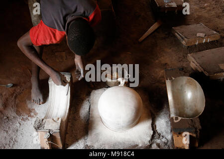 Antica fucina in Bohicon, Benin. Giovane lavoratore. Foto Stock