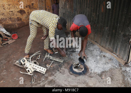 Antica fucina in Bohicon, Benin. Boss e giovane dipendente. Foto Stock