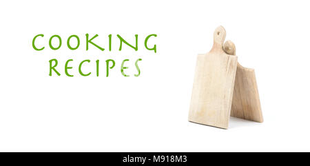 Due impiegati in legno schede di taglio isolato su sfondo bianco con scritto il segno le ricette di cucina. Lettere di colore verde sulla superficie bianca. Foto Stock