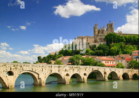 Pont Vieux fiume Orb Cathedrale St Nazaire Beziers Herault Occitaine Francia Foto Stock