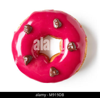 Rosa ciambella con scaglie di cioccolato isolato su sfondo bianco, vista dall'alto Foto Stock