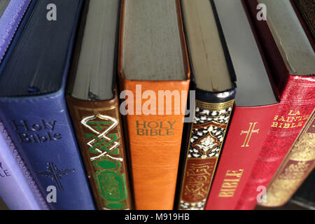 Pila di libri sacri : La Bibbia e il Corano. Il cristianesimo e l Islam. Foto Stock