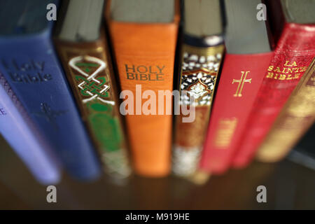 Pila di libri sacri : La Bibbia e il Corano. Il cristianesimo e l Islam. Foto Stock