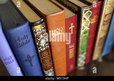Pila di libri sacri : La Bibbia e il Corano. Il cristianesimo e l Islam. Foto Stock