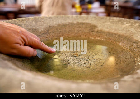 Saint-Jacques chiesa. L'acqua santa font. Sallanches. La Francia. Foto Stock