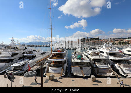 Cannes porto vecchio, Francia, Cote d'Azur, luxury motor yacht, quay Saint-Pierre Foto Stock