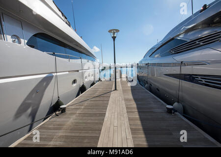 Cannes porto vecchio, Francia, Cote d'Azur, luxury motor yacht, quay Saint-Pierre Foto Stock