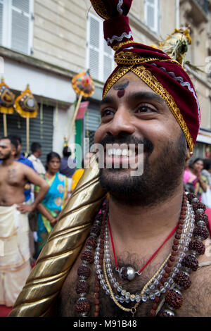 Ganesh festival a Parigi. Sorridente devoto. La Francia. Foto Stock