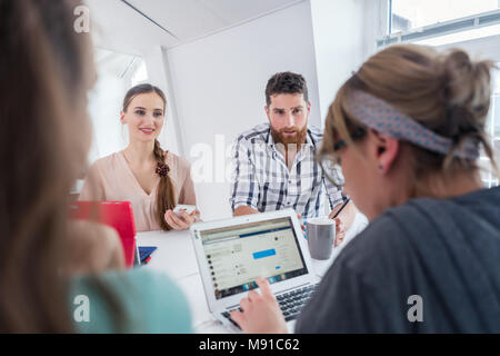 Affidabile giovani collaboratori pensando di soluzioni e idee di successo Foto Stock