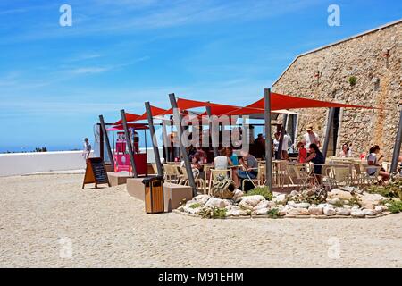 I turisti in un momento di relax a una coperta Pavement Cafe, Cape St Vincent, Algarve, Portogallo, dell'Europa. Foto Stock