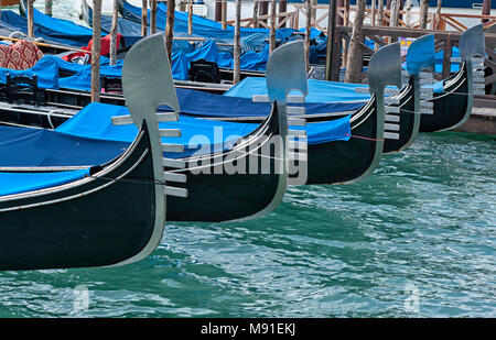 Dettagli sull'acciaio prua di una gondola veneziana ormeggiata nel canale di fronte a piazza San Marco a Venezia Foto Stock