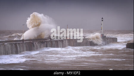 Arrabbiato mare su Bridlington fronte mare causato da alta marea e venti forti da Siberian 'Bestia da est" colpisce la costa est Foto Stock