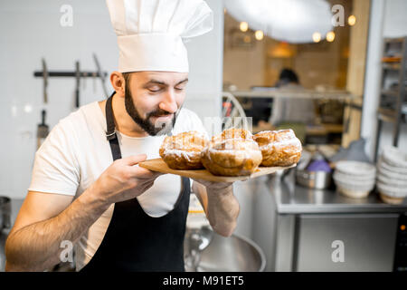 La pasticceria con i dolci di pasticceria in ambienti interni Foto Stock