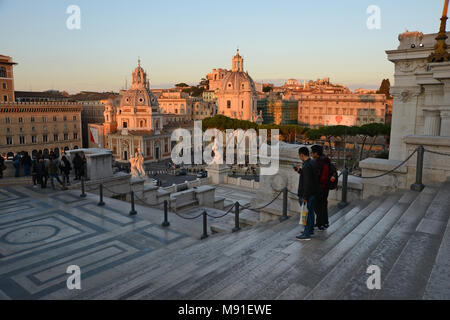 Passi con due persone in piedi che conducono giù dall'Altare della Patria in Roma Italia in autunno luce della sera Foto Stock