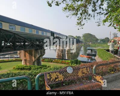 Il Belmond Oriental Express treno attraversando il ponte sul fiume Kwai in Kanchanburi, Thailandia Foto Stock