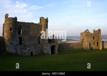 Rovine del Castello di Llansteffan sopra il Towy estuary, Carmarthenshire, Galles del Sud Foto Stock