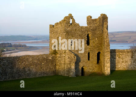 Rovine del Castello di Llansteffan sopra il Towy estuary, Carmarthenshire, Galles del Sud Foto Stock