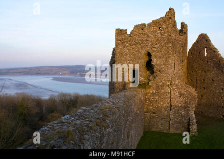 Rovine del Castello di Llansteffan sopra il Towy estuary, Carmarthenshire, Galles del Sud Foto Stock