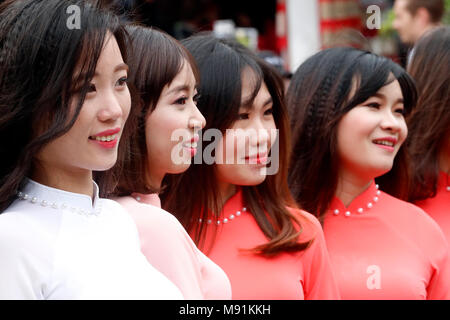 Il vietnamita laureati indossando abiti tradizionali, Ao Dai al Tempio della Letteratura di Hanoi. Il Vietnam. Foto Stock