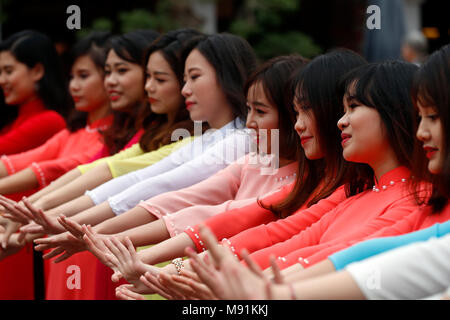 Il vietnamita laureati indossando abiti tradizionali, Ao Dai al Tempio della Letteratura di Hanoi. Il Vietnam. Foto Stock