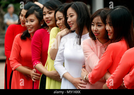 Il vietnamita laureati indossando abiti tradizionali, Ao Dai al Tempio della Letteratura di Hanoi. Il Vietnam. Foto Stock