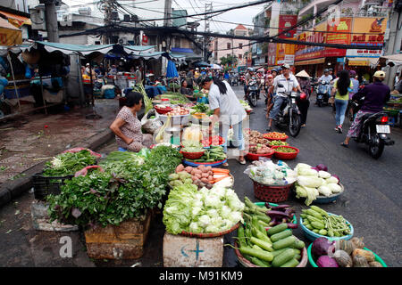 Mercato e le motociclette su strada caotica vita traffico. Ho Chi Minh City. Il Vietnam. Foto Stock