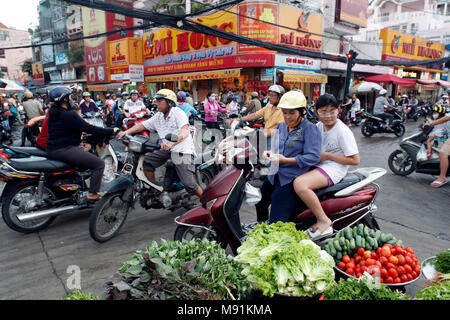 Mercato e le motociclette su strada caotica vita traffico. Ho Chi Minh City. Il Vietnam. Foto Stock